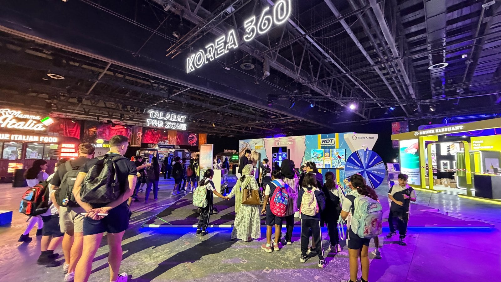 KOREA 360 간판 아래 리얼디자인테크 부스를 향해 줄을 선 학생들과 어른들
