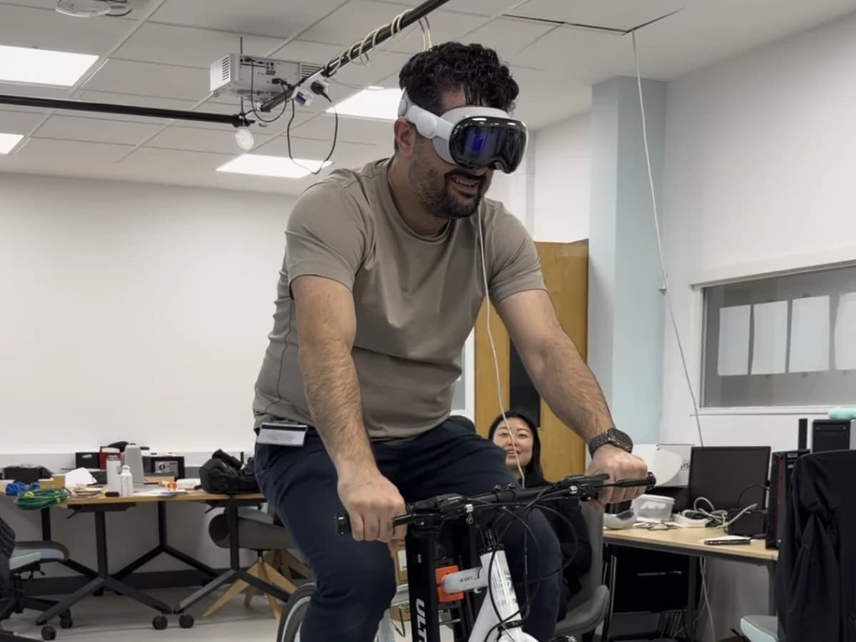 研究人员佩戴 VR 头显骑行 Ultiracer 训练台