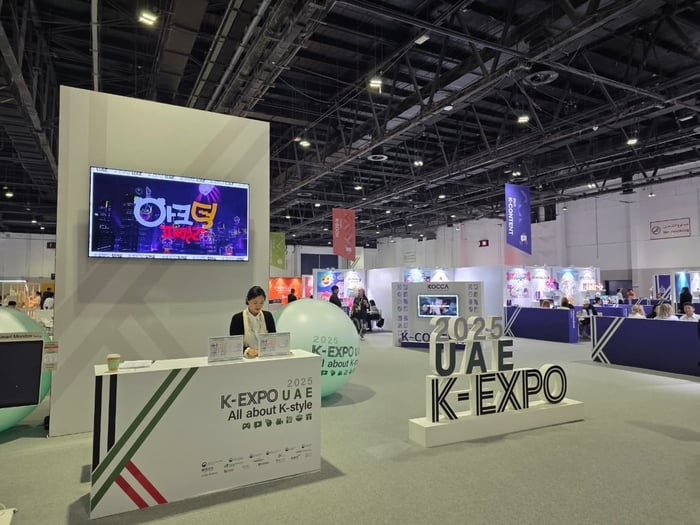El recinto de la 2025 K-Expo UAE en Dubái, en noviembre de 2025 Pabellón de la 2025 K-Expo UAE en Dubái, con el letrero K-EXPO, un mostrador de recepción con el lema All about K-style y stands de expositores