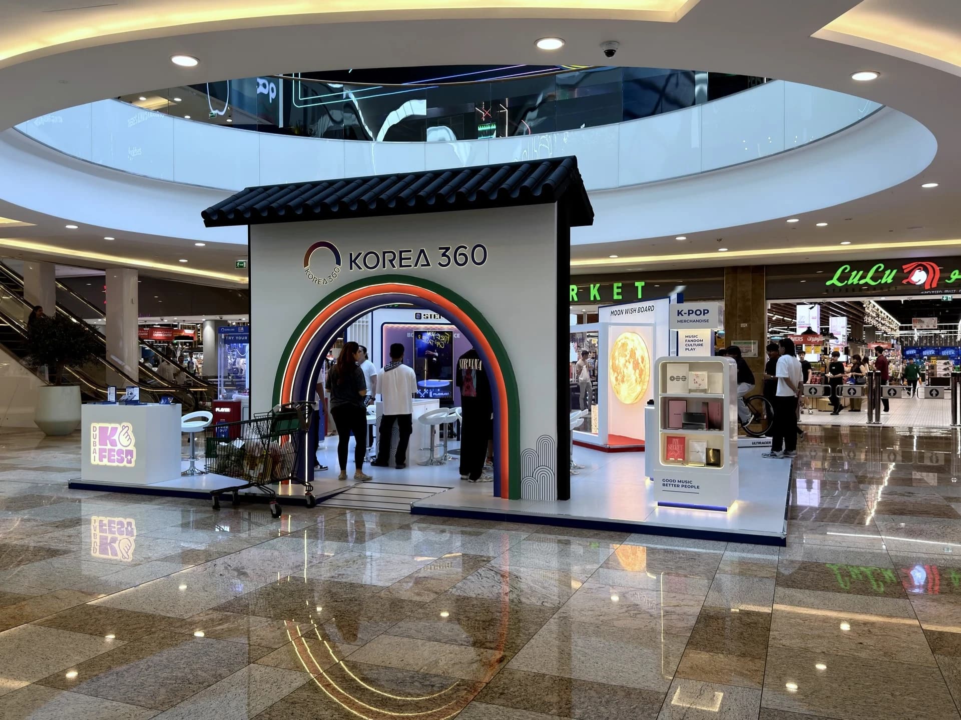 KOREA 360 en Dubai Festival City Mall Pabellón KOREA 360 con una puerta de tejado tradicional coreano y un arco arcoíris dentro de Dubai Festival City Mall durante Dubai K-Fest 2026