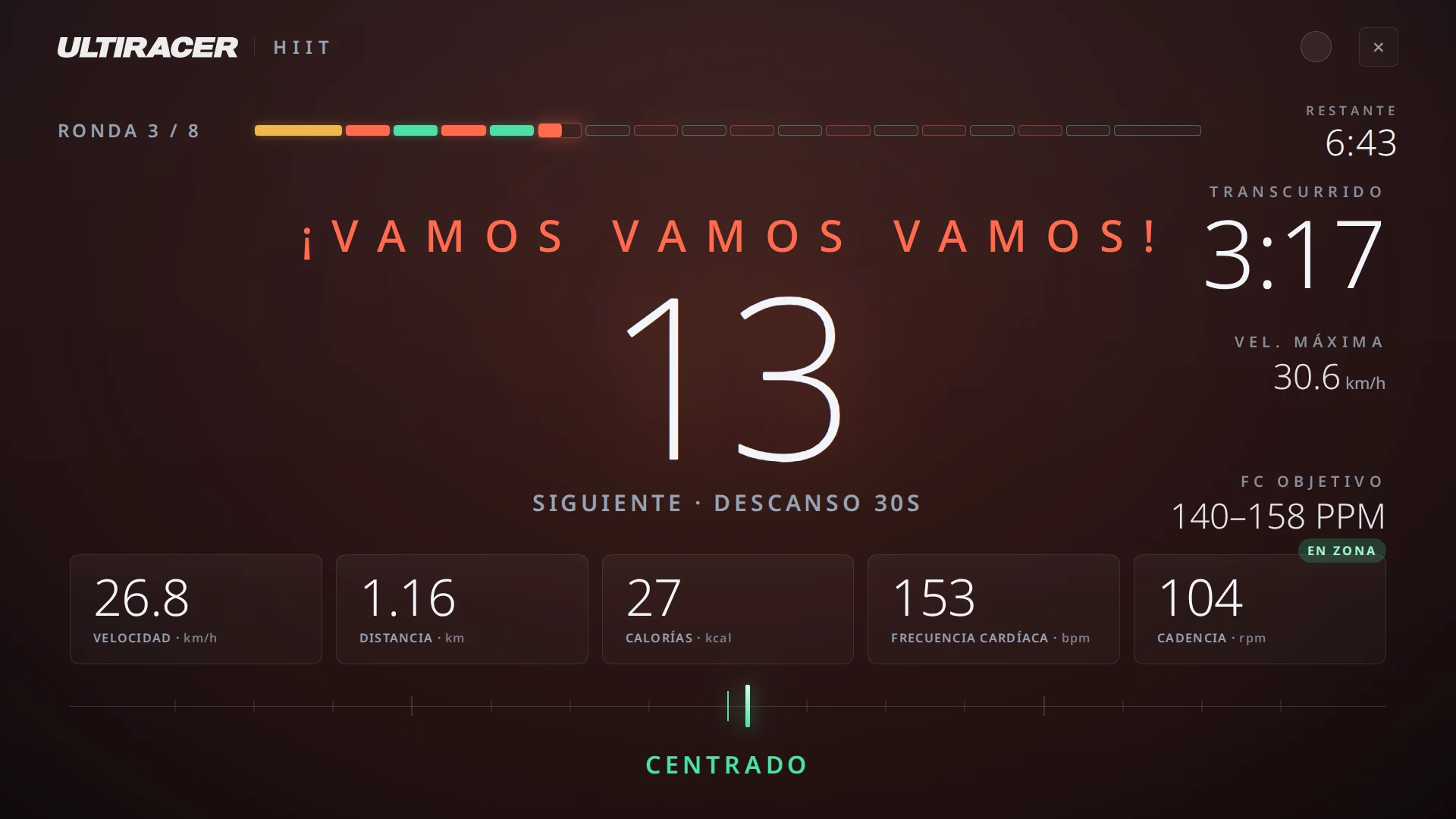 Intervalo de trabajo con objetivo de pulso en el Entrenamiento HIIT Intervalo de trabajo del Entrenamiento HIIT de Ultiracer en la ronda 3 de 8: la cuenta atrás marca 13, el objetivo de pulso de 140 a 158 ppm indica En zona y el medidor de equilibrio de la parte inferior indica Centrado