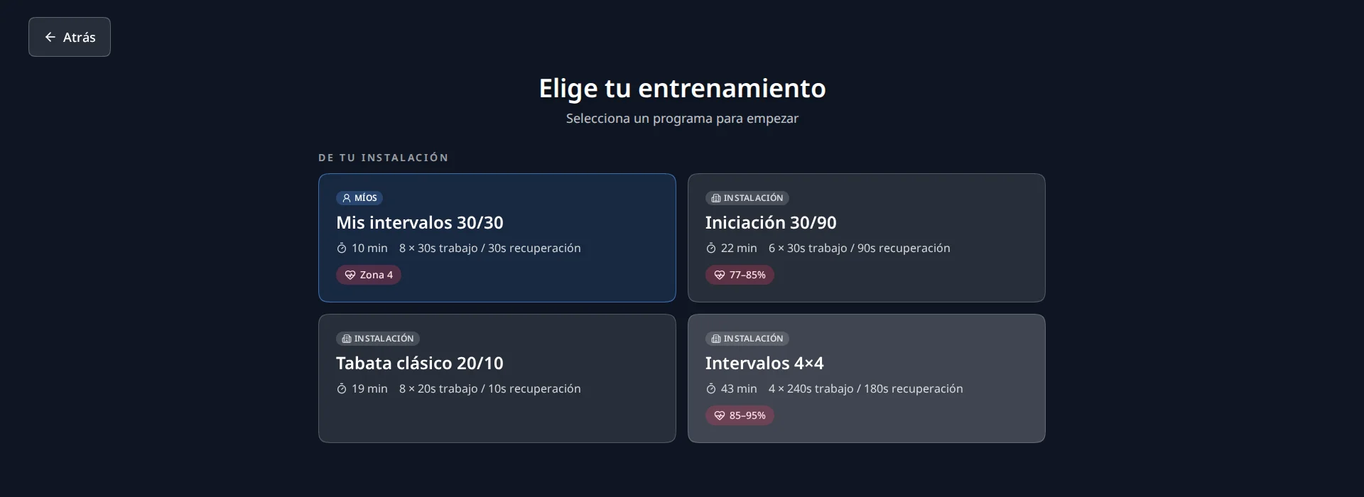 Selector de entrenamientos del Entrenamiento HIIT Selector de entrenamientos de Entrenamiento HIIT en un quiosco Ultiracer, con el programa 30/30 del propio ciclista con la etiqueta «Míos» junto a los programas del centro para iniciación, Tabata clásico e intervalos 4×4, algunos con objetivo de pulso