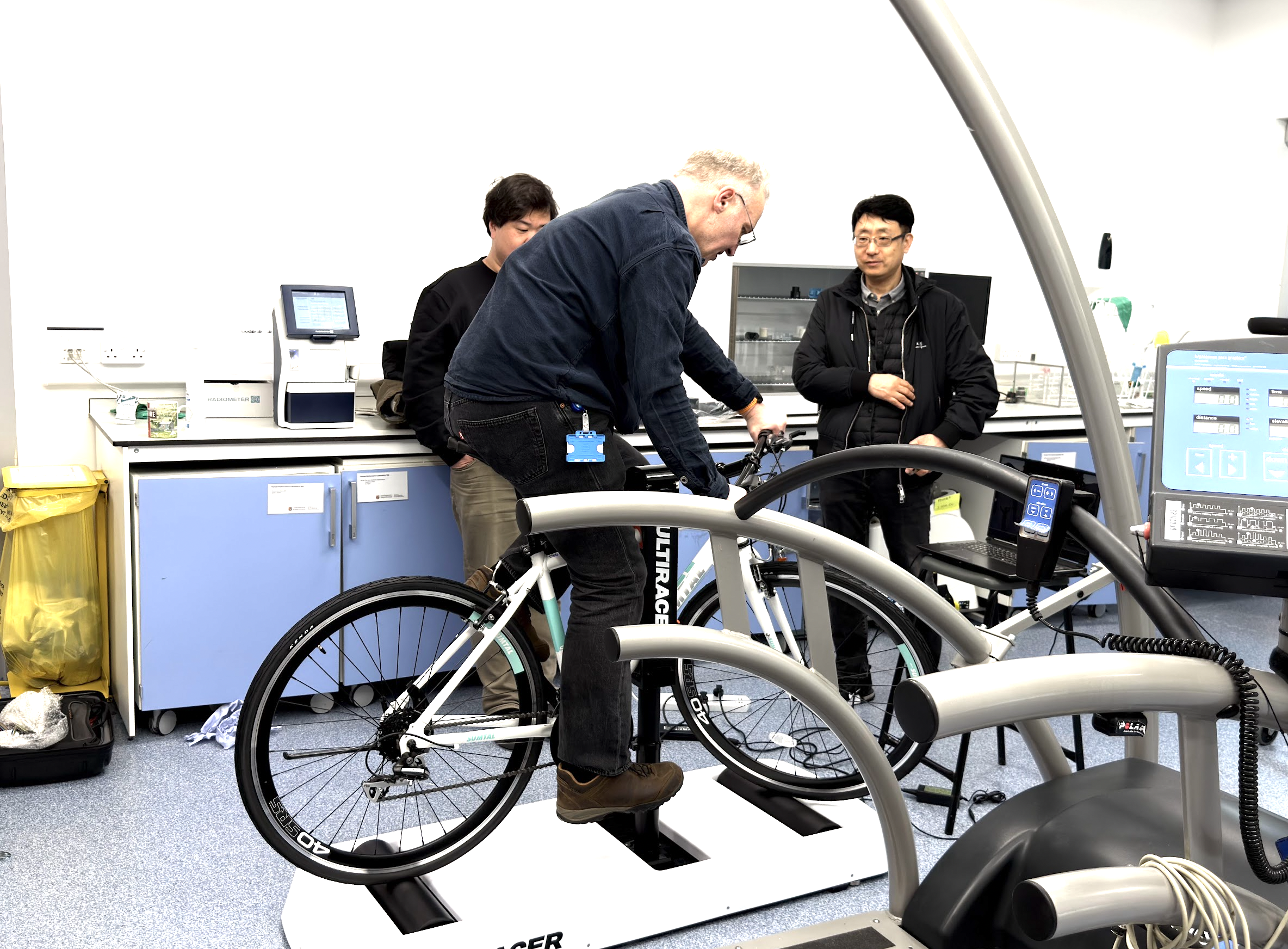 Investigadores probando el entrenador Ultiracer en un laboratorio universitario